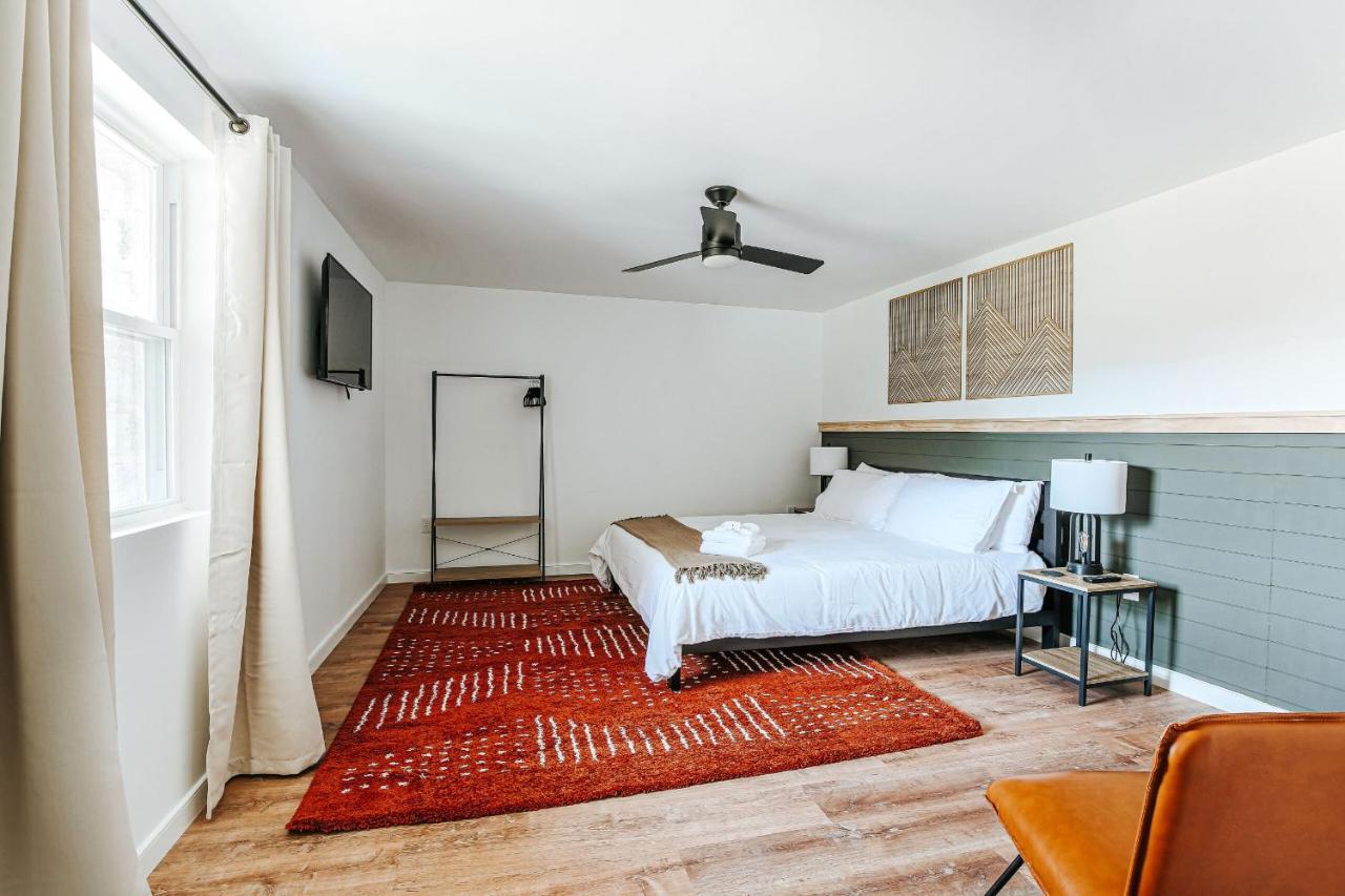 Grey Pine Lodge Уейнсборо Стая снимка