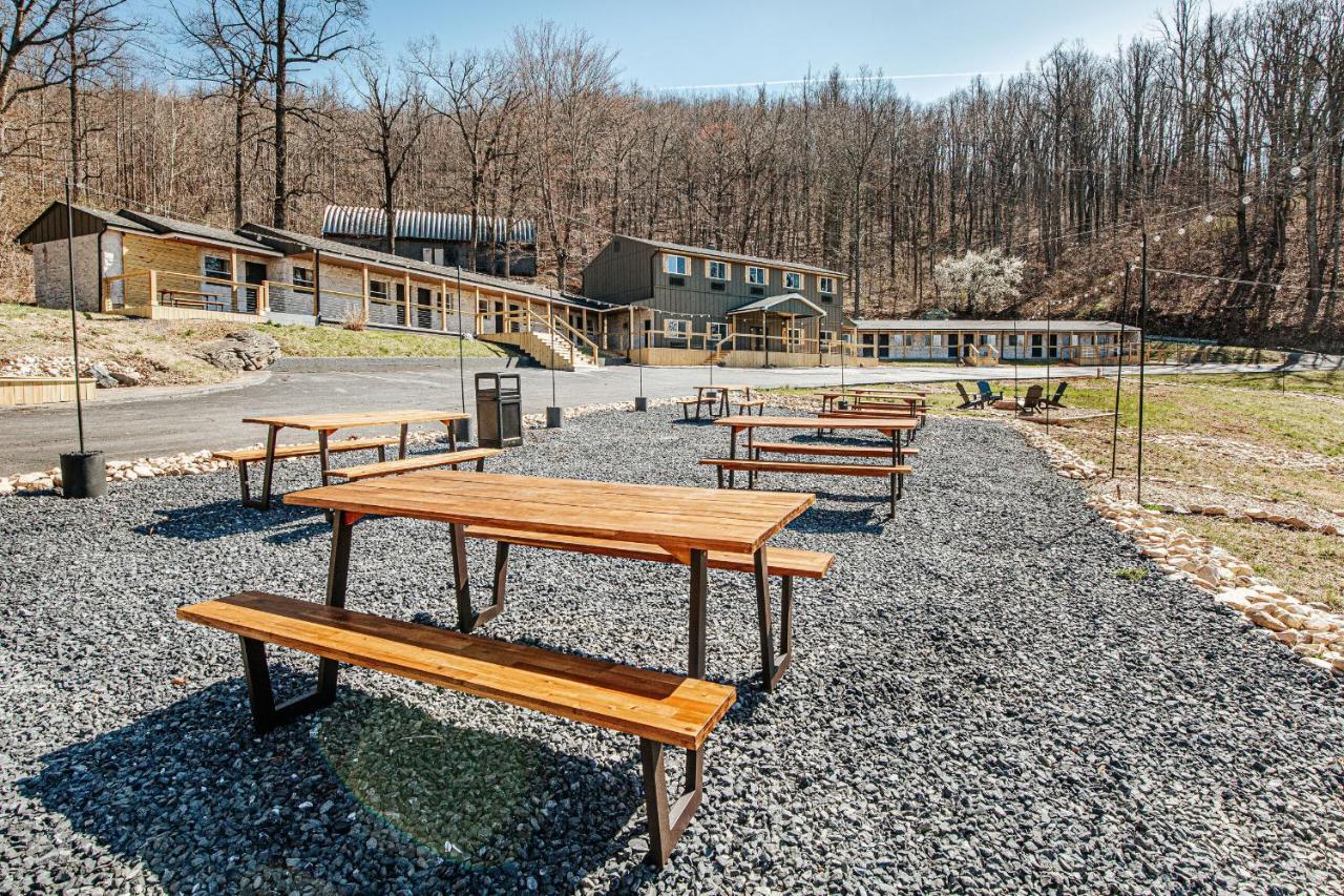 Grey Pine Lodge Уейнсборо Стая снимка